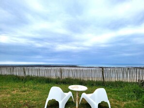 Property grounds - Holiday Home "La Maison Du Rivage" with Sea View, Private Terrace and Wi-Fi (Bretteville-sur-Ay)