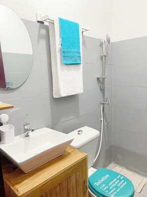 Shower, towels, soap, toilet paper - Lato Spiaggia KRIBI (Le Soleil cosy) (Kribi)