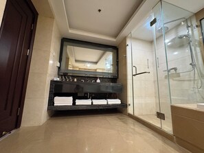 Superior-ullakkohuoneisto | Kylpyhuone