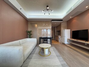 Kahden hengen superior-huone, 1 suuri parisänky, kaupunkinäköala | Oleskelualue