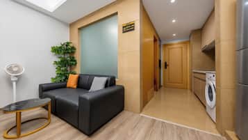 Superior Twin Room, City View | Living area