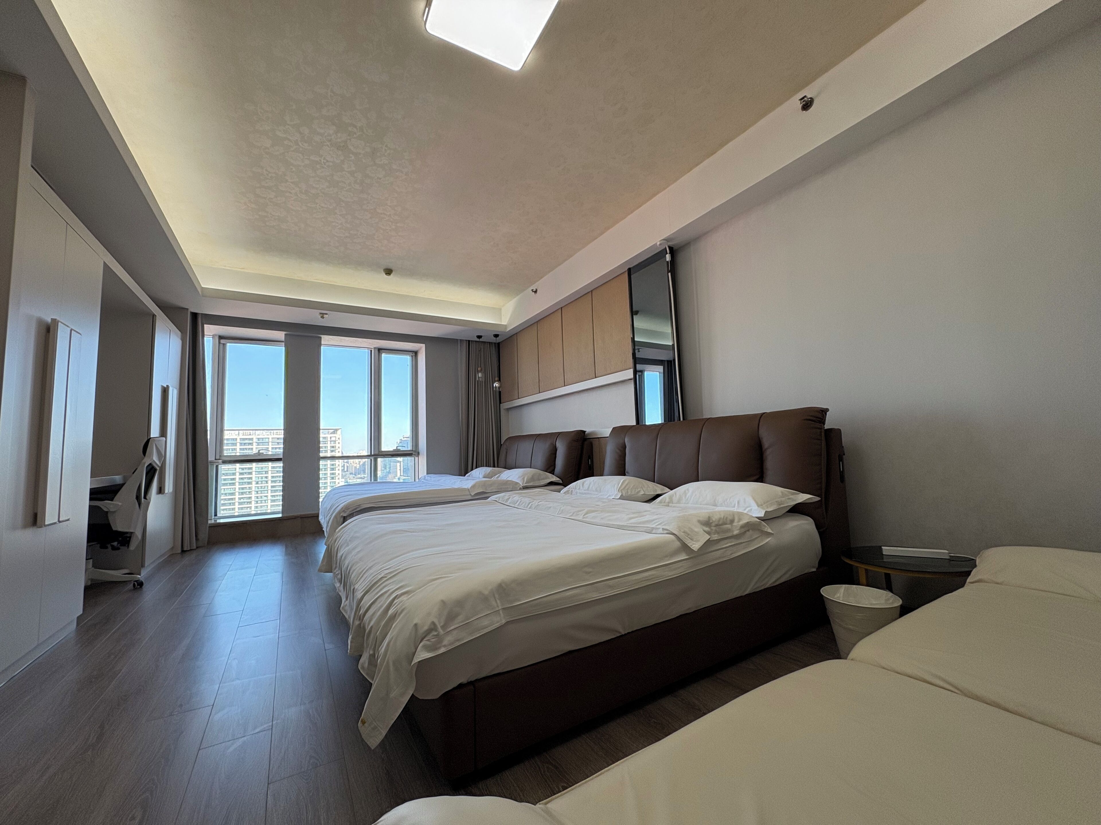 Habitación superior con 2 camas individuales, vistas a la ciudad