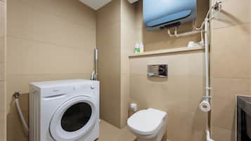 Superior Loft | Bathroom | Separate tub and shower, free toiletries, hair dryer, towels
