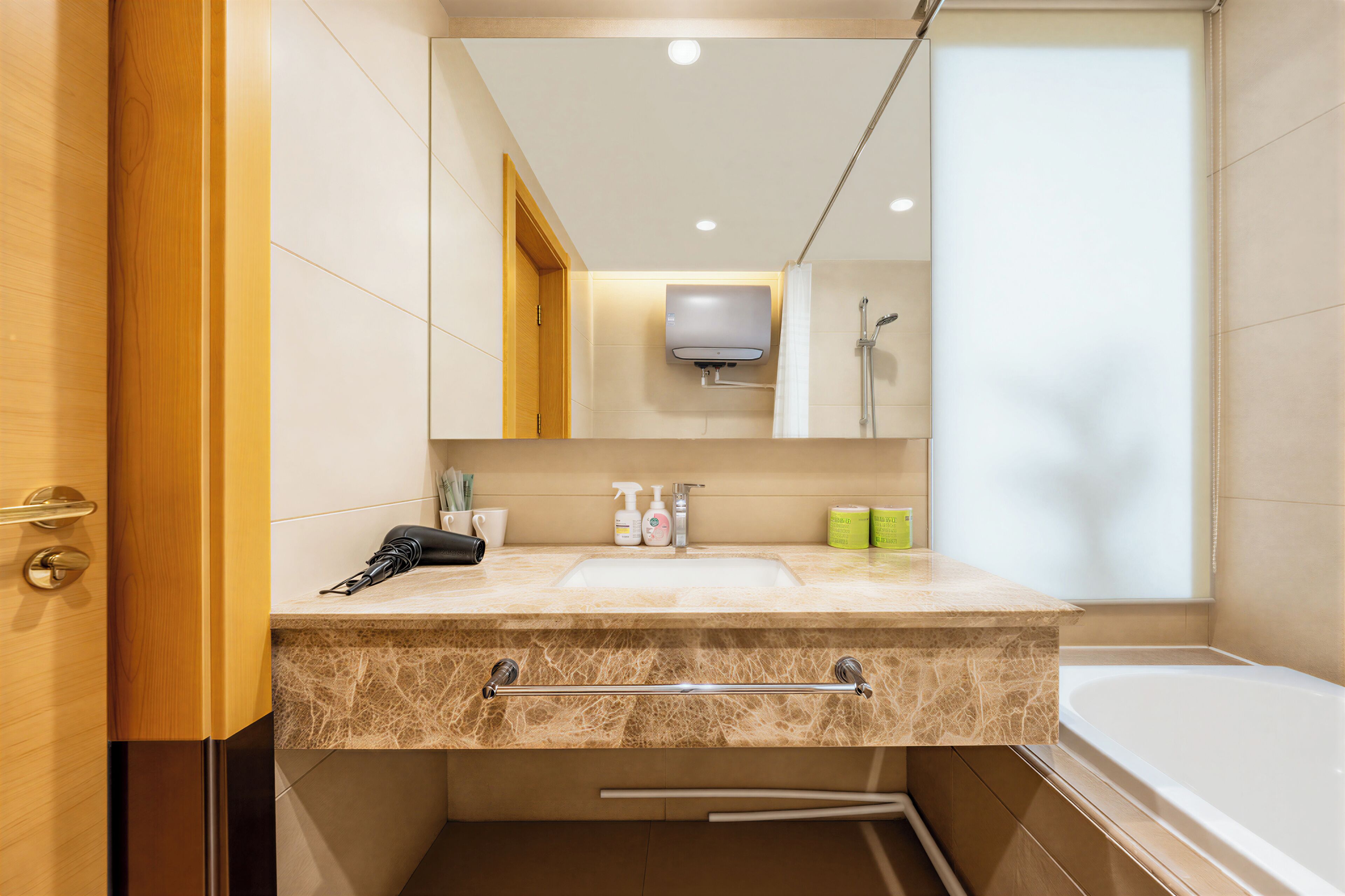 Habitación doble superior, 1 cama de matrimonio grande, vistas a la ciudad | Baño | Bañera y ducha independientes y artículos de higiene personal gratuitos