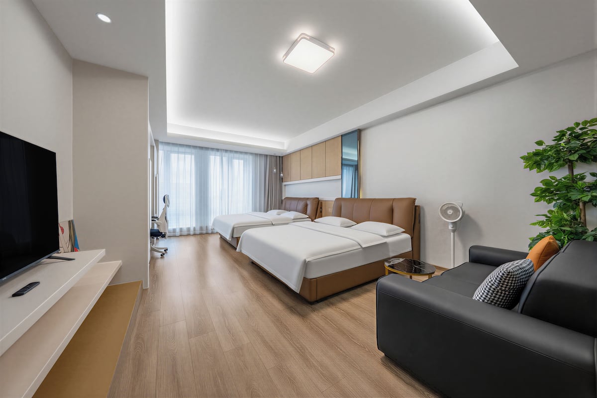 Habitación superior con 2 camas individuales, vistas a la ciudad | Escritorio, cortinas opacas, sistema de insonorización