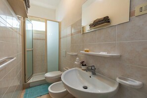 Shower, hair dryer, bidet, towels - 3 Seater Apartment with Sea/Garden View Veranda (Ricadi - Capo Vaticano)