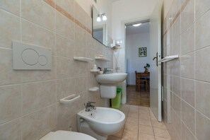 Shower, hair dryer, bidet, towels - 3 Seater Apartment with Sea/Garden View Veranda (Ricadi - Capo Vaticano)