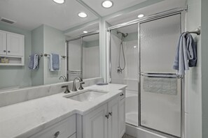 Shower, hair dryer, towels - Loggerhead Cay 362: Updated Coastal Charm – Steps to Beach with Gulf Views & New (Sanibel)