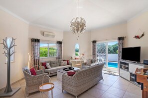 TV, fireplace - Villa 'Casa Katz' with Private Pool, Wi-Fi and Air Conditioning (Quarteira)