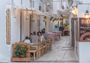 Outdoor dining - Casa Rosanna - Romantic Valle d'Itria Hideaway with stunning Sea Views (Brindisi)