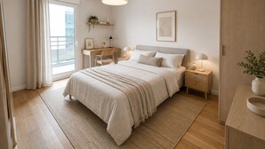 Una camera da letto con un letto, comodini, una scrivania, una sedia, una lampada a sospensione, una finestra con tende e una pianta.