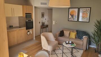 Deluxe appartement, 2 slaapkamers, balkon | Privékeuken | Een espressoapparaat, een waterkoker