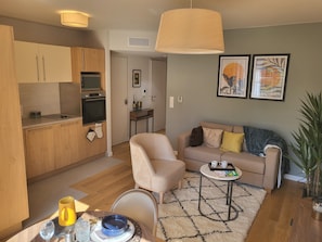 Deluxe Apartment, 2 Bedrooms, Balcony | Dapur peribadi | Pembancuh kopi espreso, cerek elektrik 
