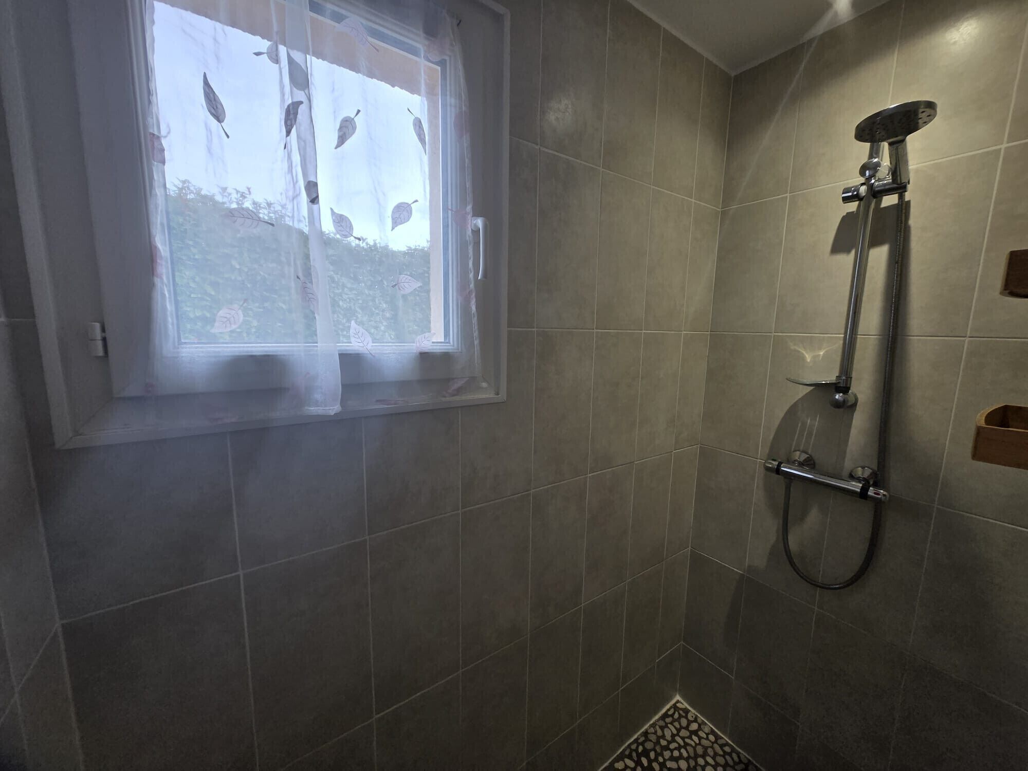 Douche, sèche-cheveux, serviettes fournies