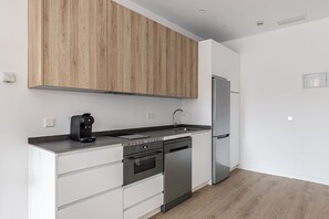 Fridge, microwave, oven, dishwasher - Waou Eurobuilding III (Madrid)