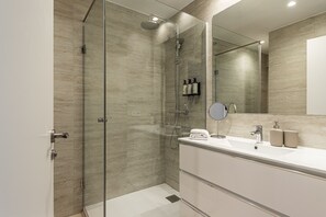 Shower, hair dryer, towels - Waou Eurobuilding III (Madrid)
