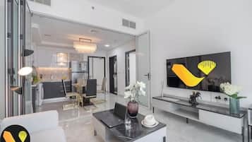 Luxury-Apartment, Balkon, Stadtblick | Wohnbereich | 65-Zoll-Smart-TV mit Kabelempfang, Tischfußball, Tischtennisplatte
