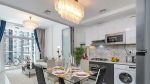 Una cucina moderna con zona pranzo, lavatrice e vista sulla città.