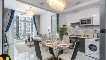 Appartement Luxe, balcon, vue ville | Restauration dans la chambre