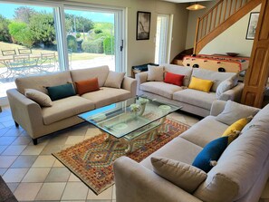 TV, ping pong - Villa 'La Mielle Beachfront' with Private Terrace, Wi-Fi and Air Conditioning (Créances)