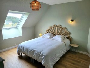 6 slaapkamers, een strijkplank/strijkijzer, wifi