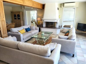 TV, ping pong - Villa 'La Mielle Beachfront' with Private Terrace, Wi-Fi and Air Conditioning (Créances)