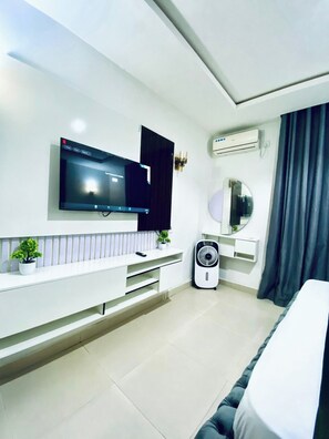Desk, laptop workspace, blackout curtains, soundproofing - JBL HOTEL (Abuja)