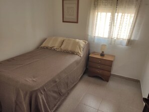 4 bedrooms, iron/ironing board, bed sheets, wheelchair access