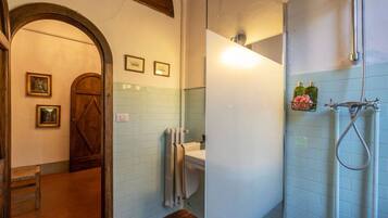 Doccia, asciugacapelli, bidet, shampoo