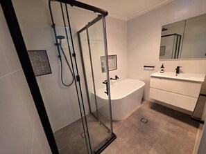 Bathroom - NEW TO VRBO: Family-Friendly Home with Yard | Near Gungahlin (Ngunnawal)