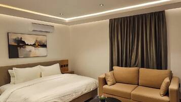 Deluxe-Zimmer, Balkon, Stadtblick | Zimmersafe, Schreibtisch, laptopgeeigneter Arbeitsplatz