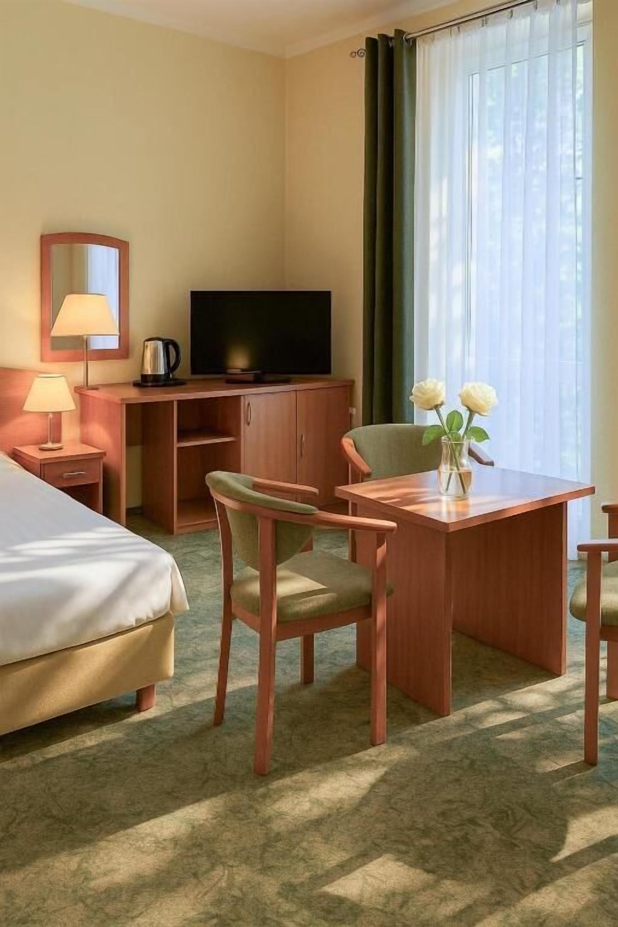 Dreibettzimmer, Balkon, Blick auf den Innenhof | Schreibtisch, kostenloses WLAN, Rollstuhlgeeignet