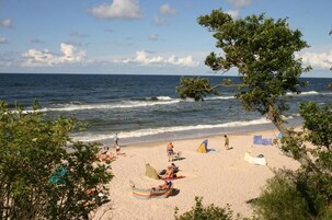 Beach nearby, white sand, sun loungers, beach bar