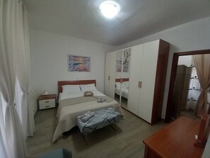 4 bedrooms, iron/ironing board, WiFi, bed sheets
