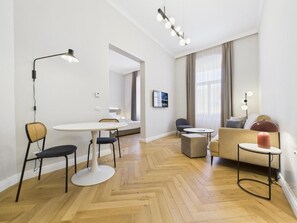 Svit Deluxe - balkong - utsikt mot staden | Interiör