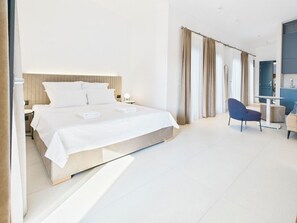 A modern hotel room with a large bed, a desk, and a chair. - Griselini Boutique Suites (Timișoara)