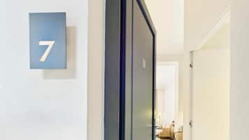 Deluxe Suite, City View | Interior