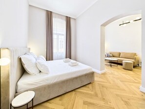 Suite Deluxe, vistas a la ciudad | Tabla de planchar con plancha y wifi gratis