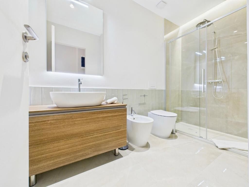 Deluxe Suite, City View | Bathroom | Slippers