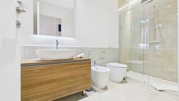 Deluxe Suite, City View | Bathroom | Slippers