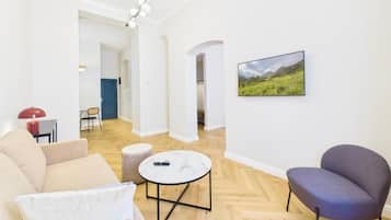 Deluxe Suite, City View | Living area