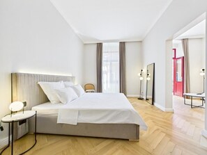 Suite Deluxe, balcón, vistas a la ciudad | Tabla de planchar con plancha y wifi gratis