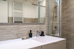 Douche, sèche-cheveux, bidet, serviettes fournies
