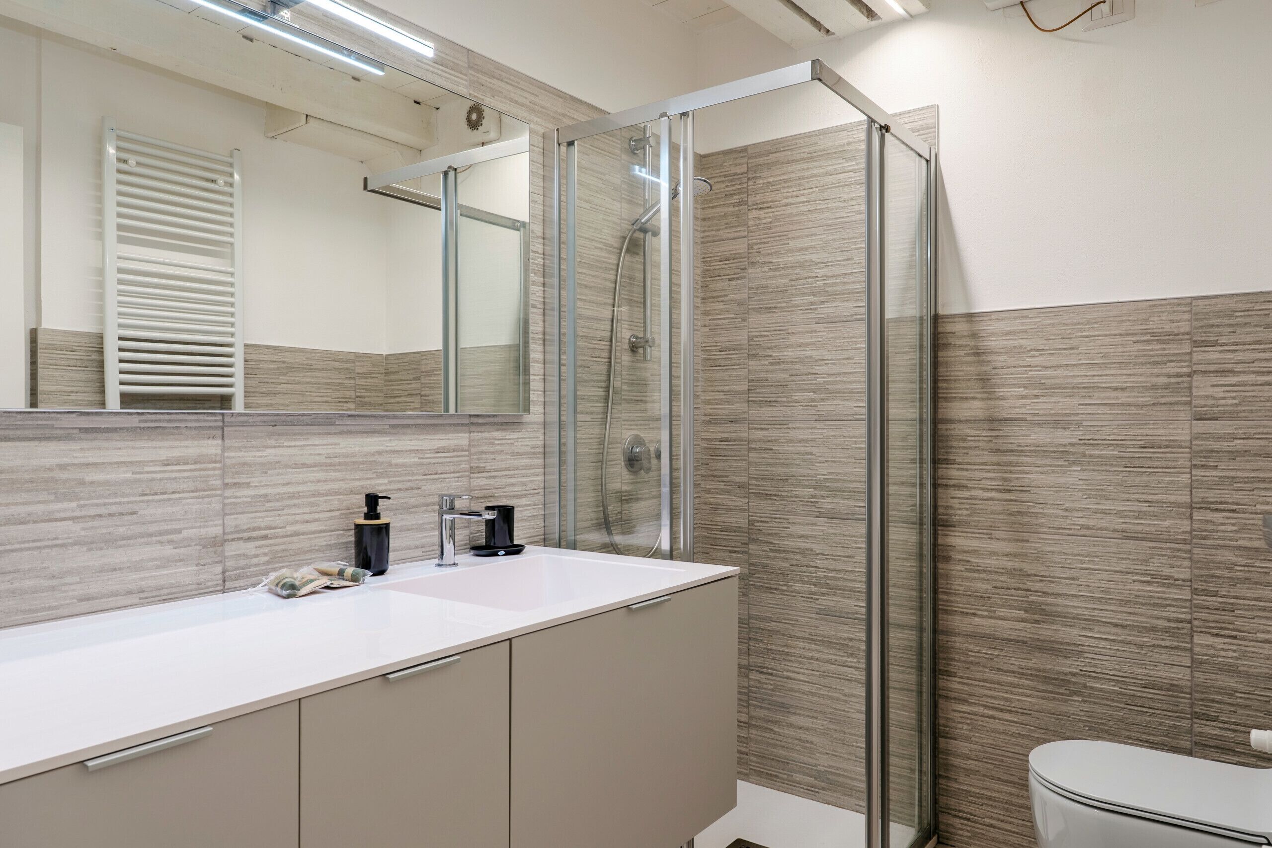 Dusche, Haartrockner, Bidet, Handtücher