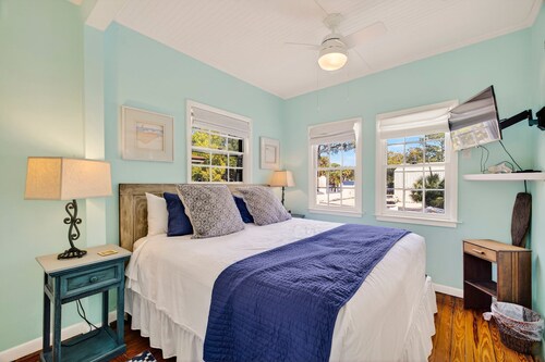 Peaceful Island Getaway 6 Minute Walk to Beach by Tybee Cottages