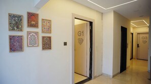 Lobby - Venzaa Inn (Indore)