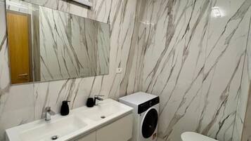 Apartemen Premium, pemandangan kota | Kamar mandi