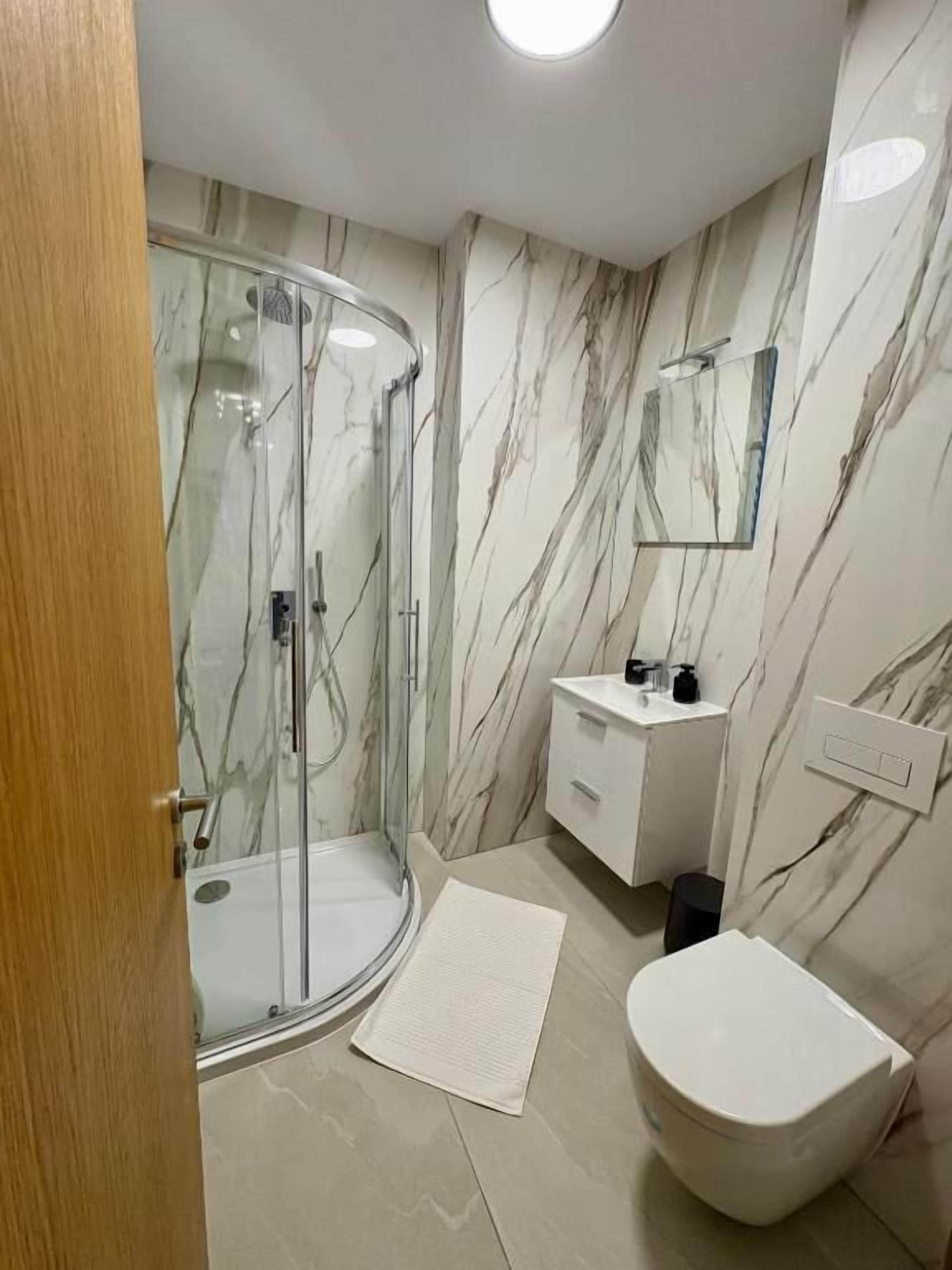 Premium Apartment, City View | Bathroom | Bathtub, towels, toilet paper