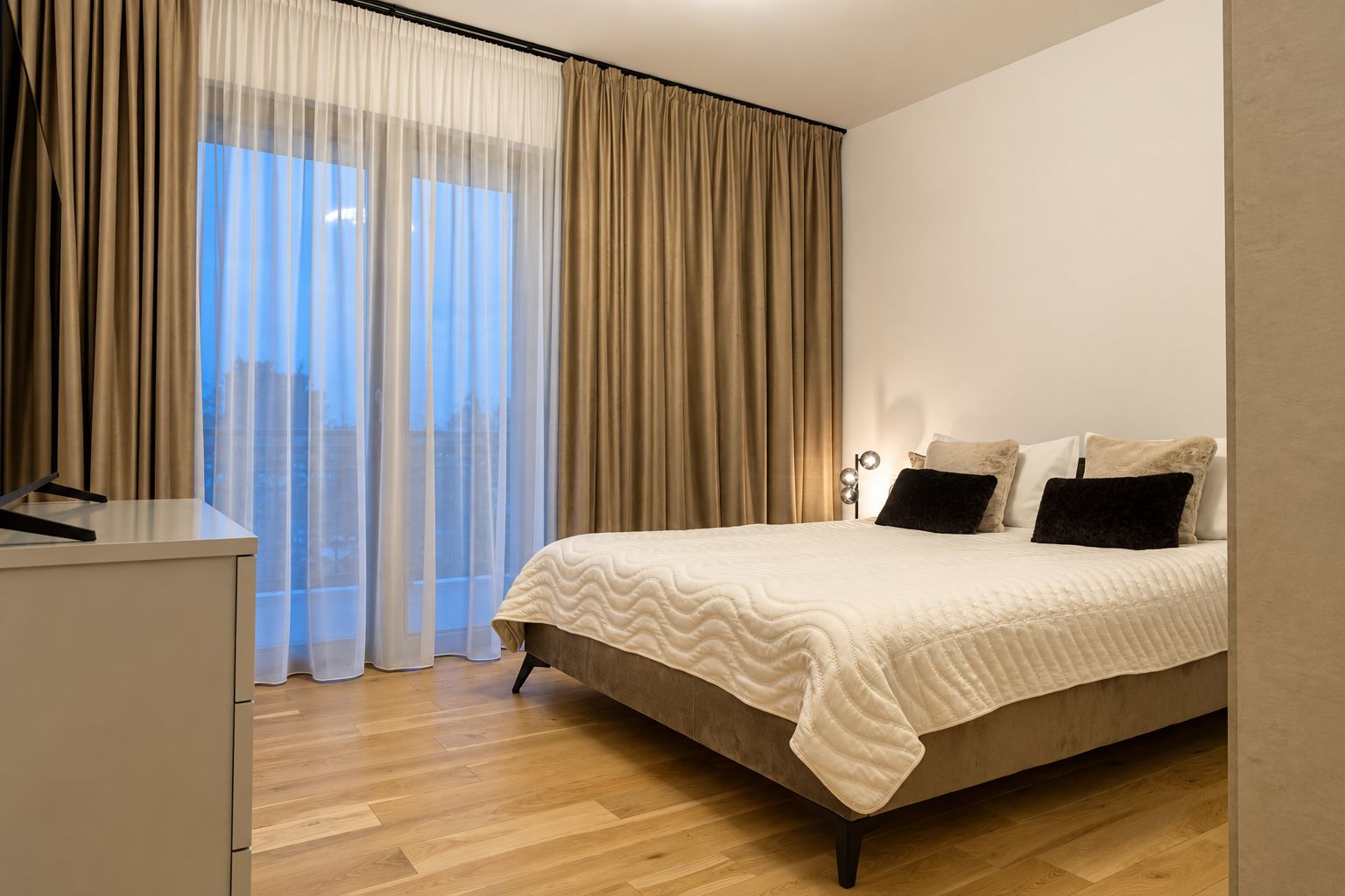 Deluxe Apartment, 2 Bedrooms, City View | Iron/ironing board, WiFi (free)