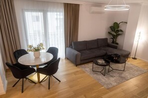 Deluxe Apartment, 2 Bedrooms, City View | Living area